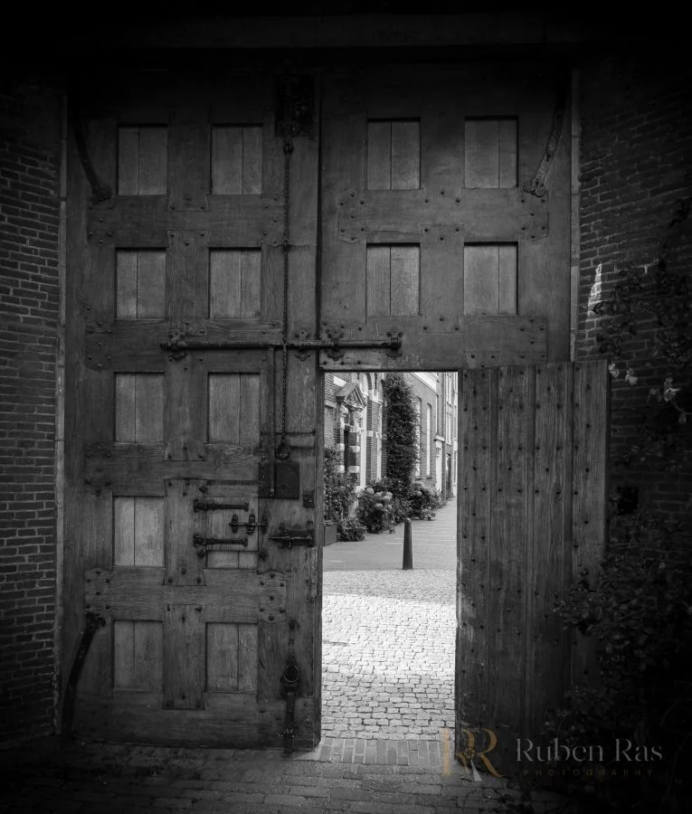 Verweerde historische deuropening