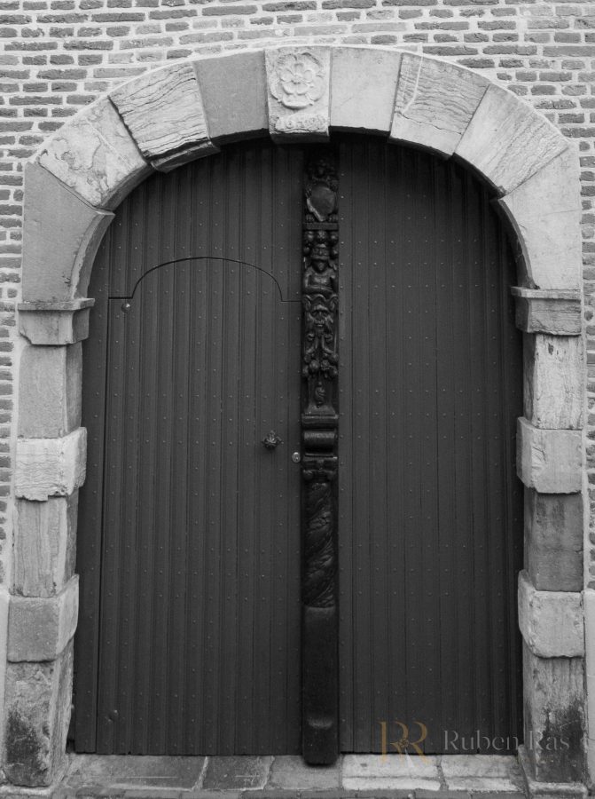 Verweerde historische deuropening
